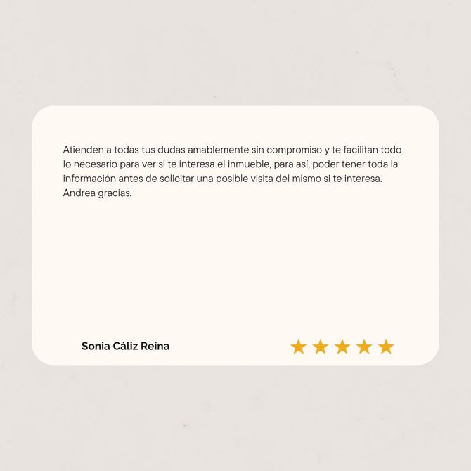 Una tarjeta blanca con cuatro estrellas.