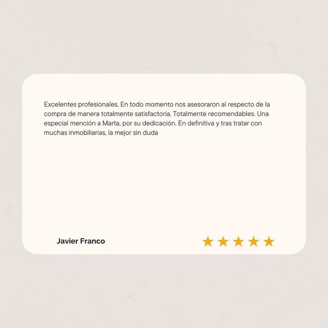 Una tarjeta blanca con una reseña de javier france y cinco estrellas.