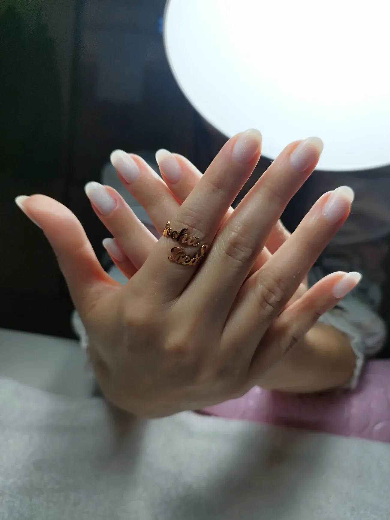 Un primer plano de la mano de una persona con un anillo en ella.