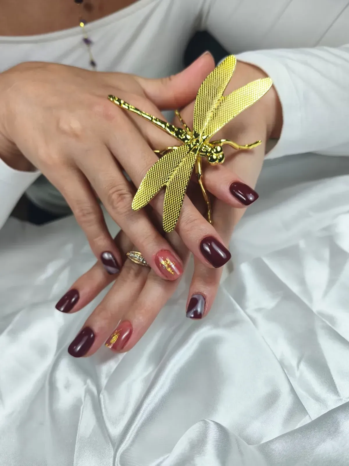 Una persona que lleva guantes rosas sostiene un anillo en su dedo.