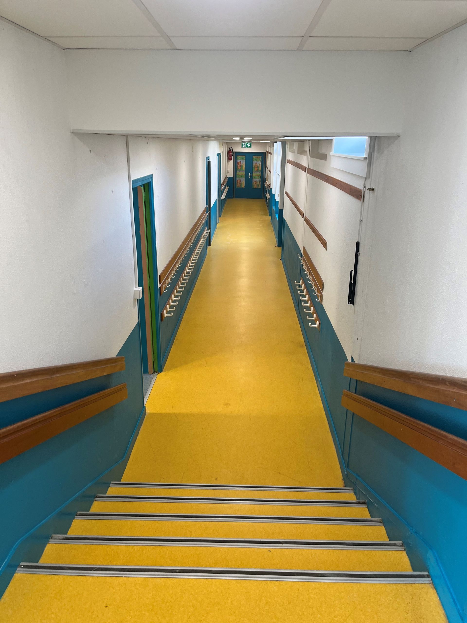 Couloir de bâtiment remis en état après travaux