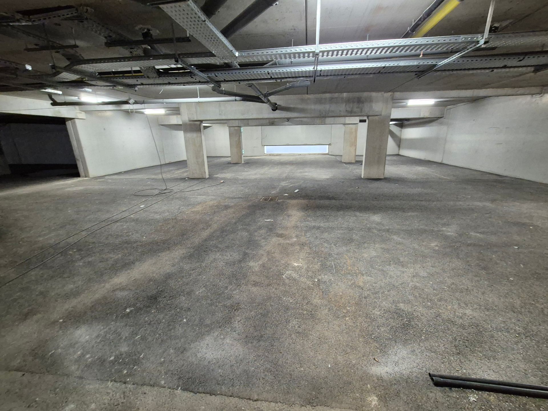 Parking avant nettoyage haute pression