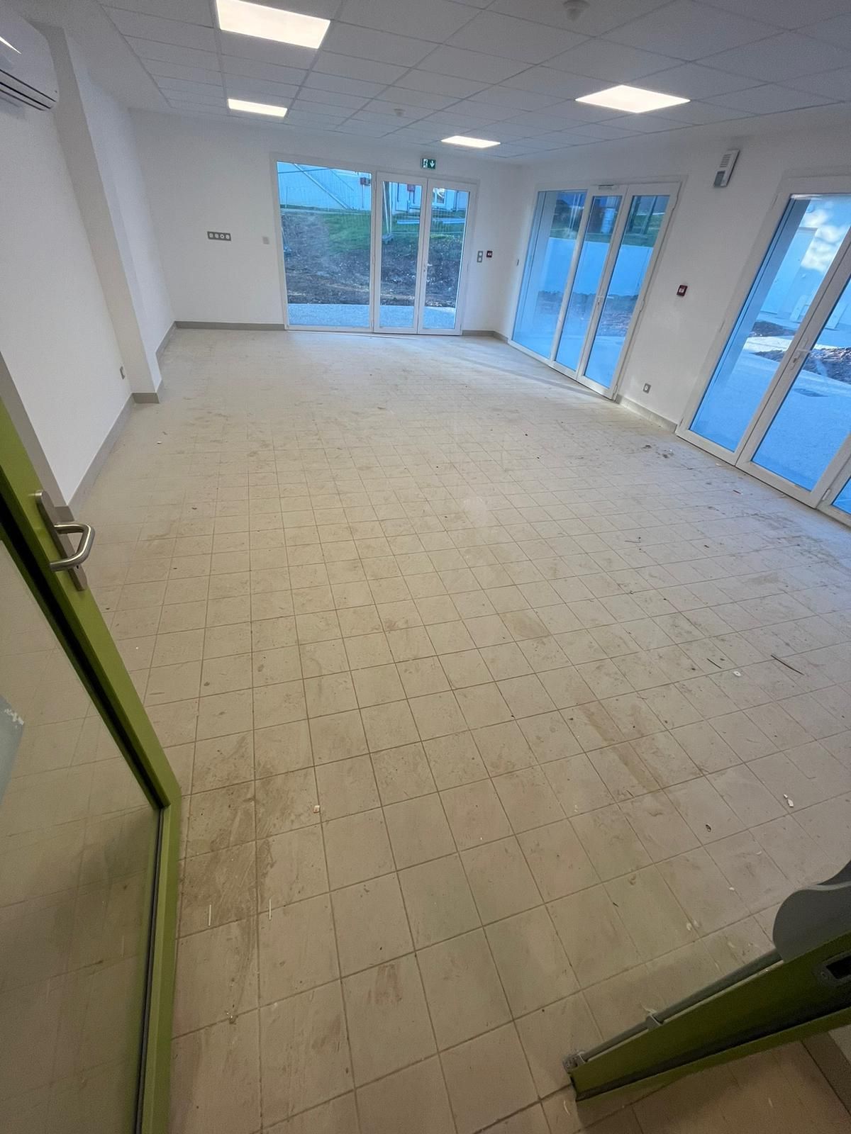 Pièce en carrelage pendant des travaux de rénovation
