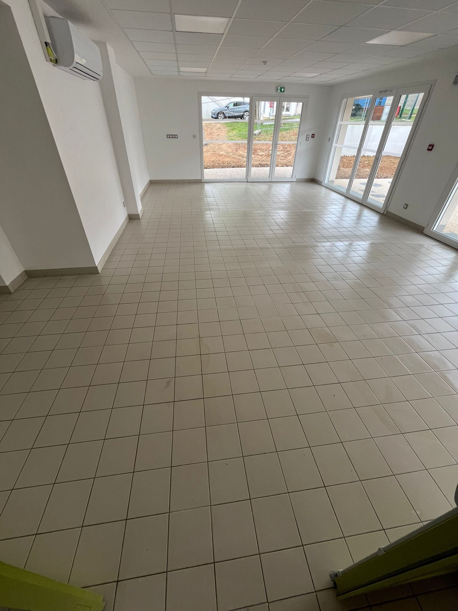 Pièce en carrelage après des travaux de rénovation