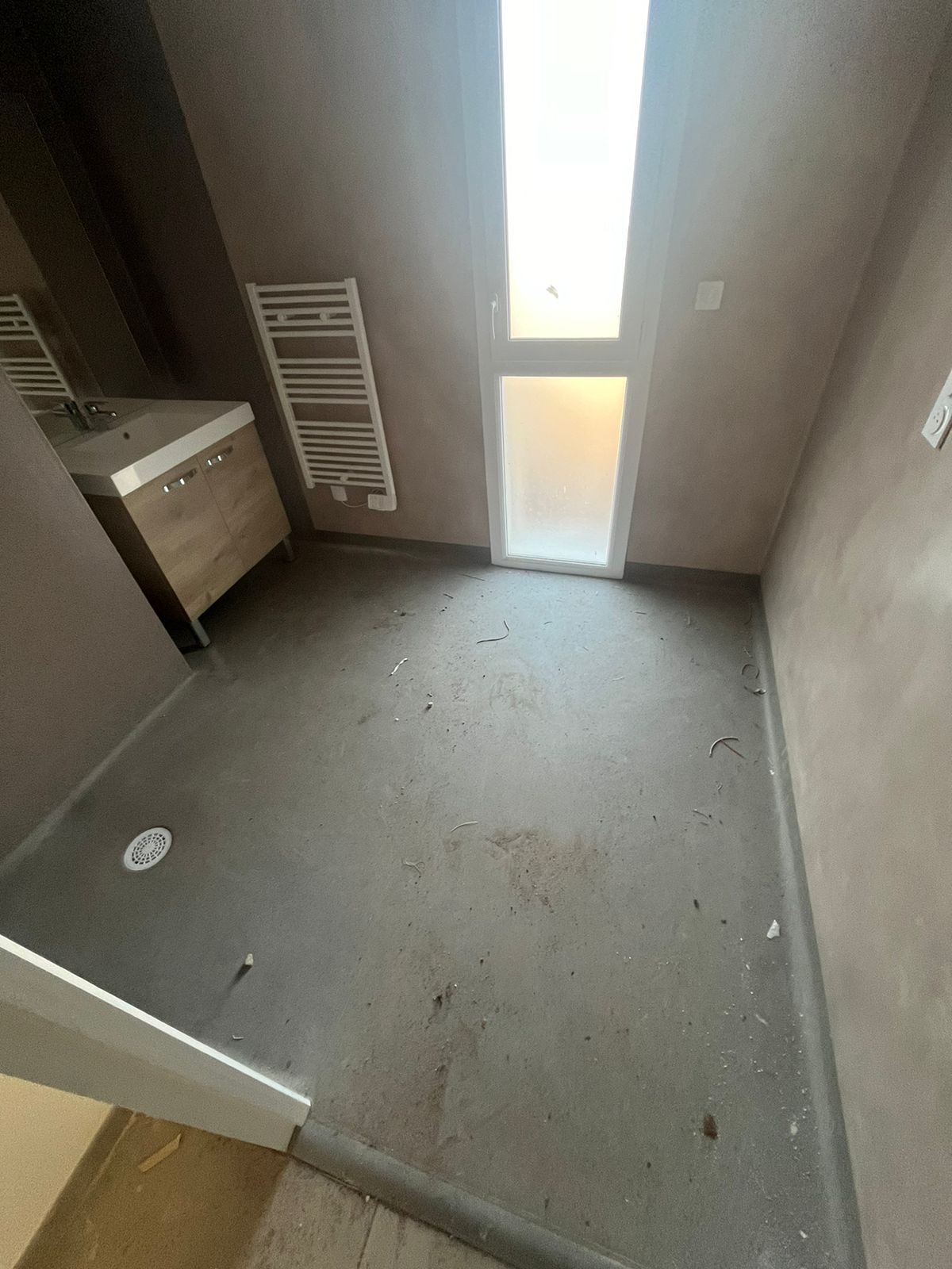 Salle de bains après une intervention de nettoyage