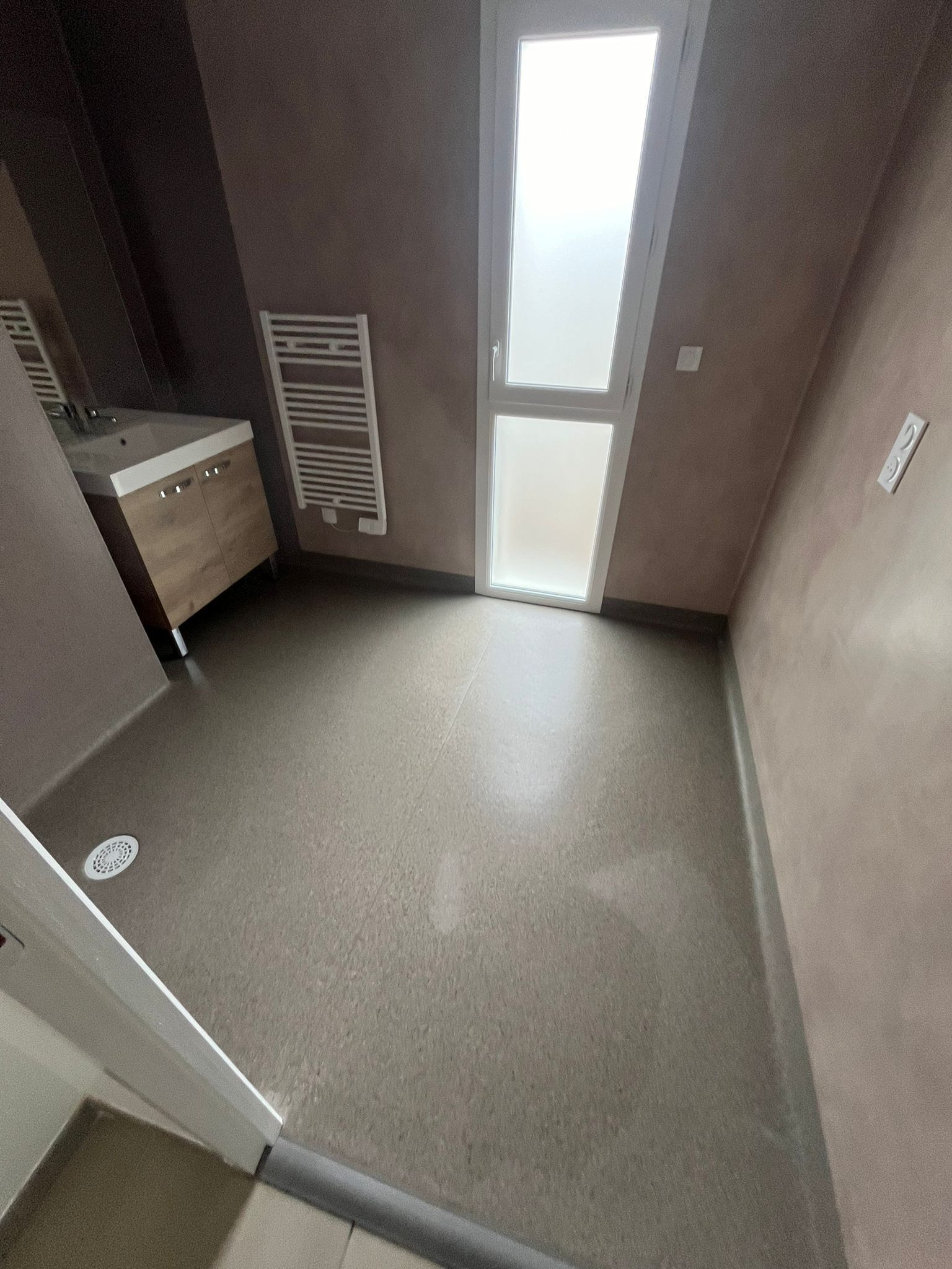 Salle de bains après une intervention de nettoyage