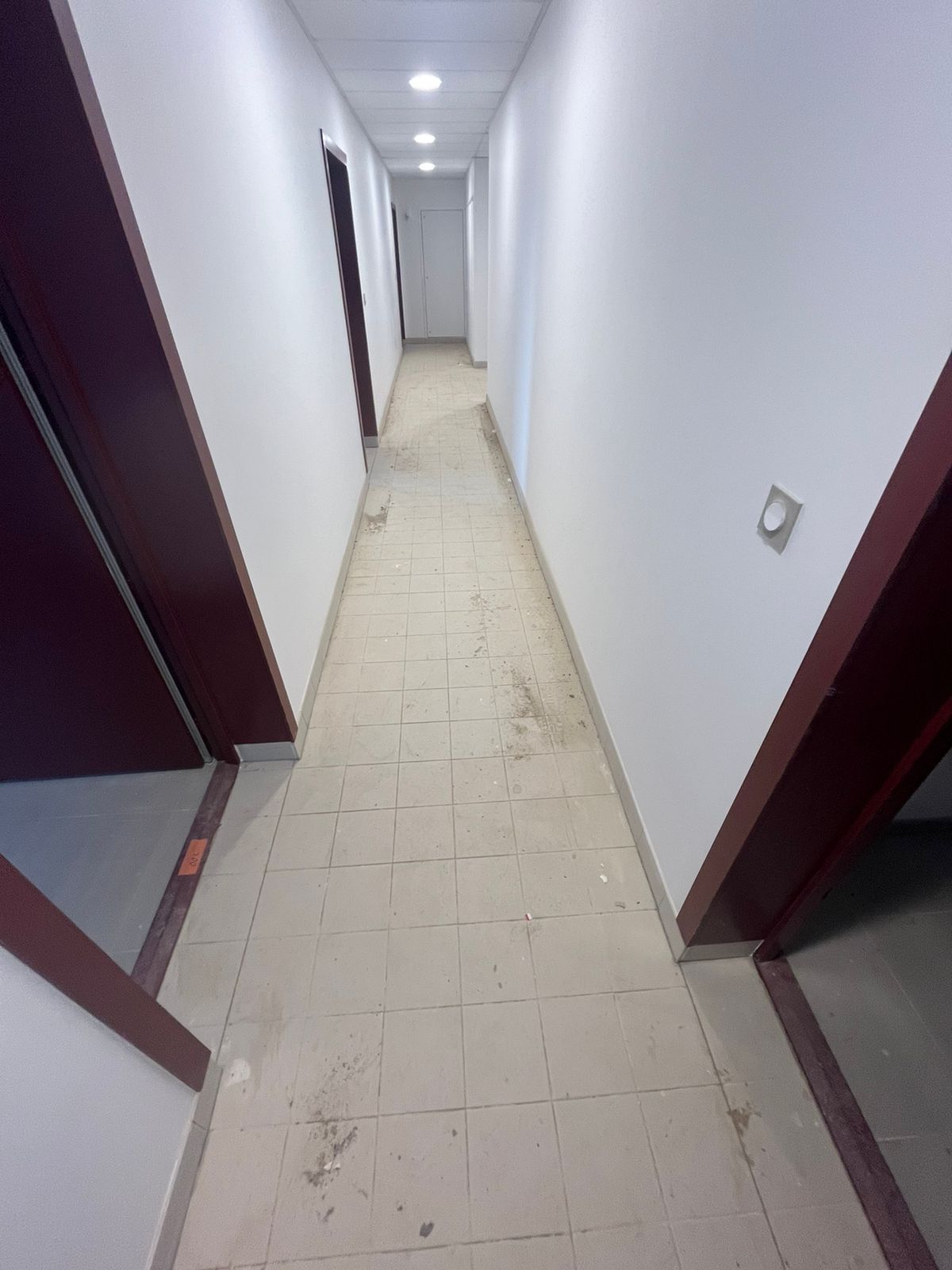 Carrelage poussiéreux dans un couloir
