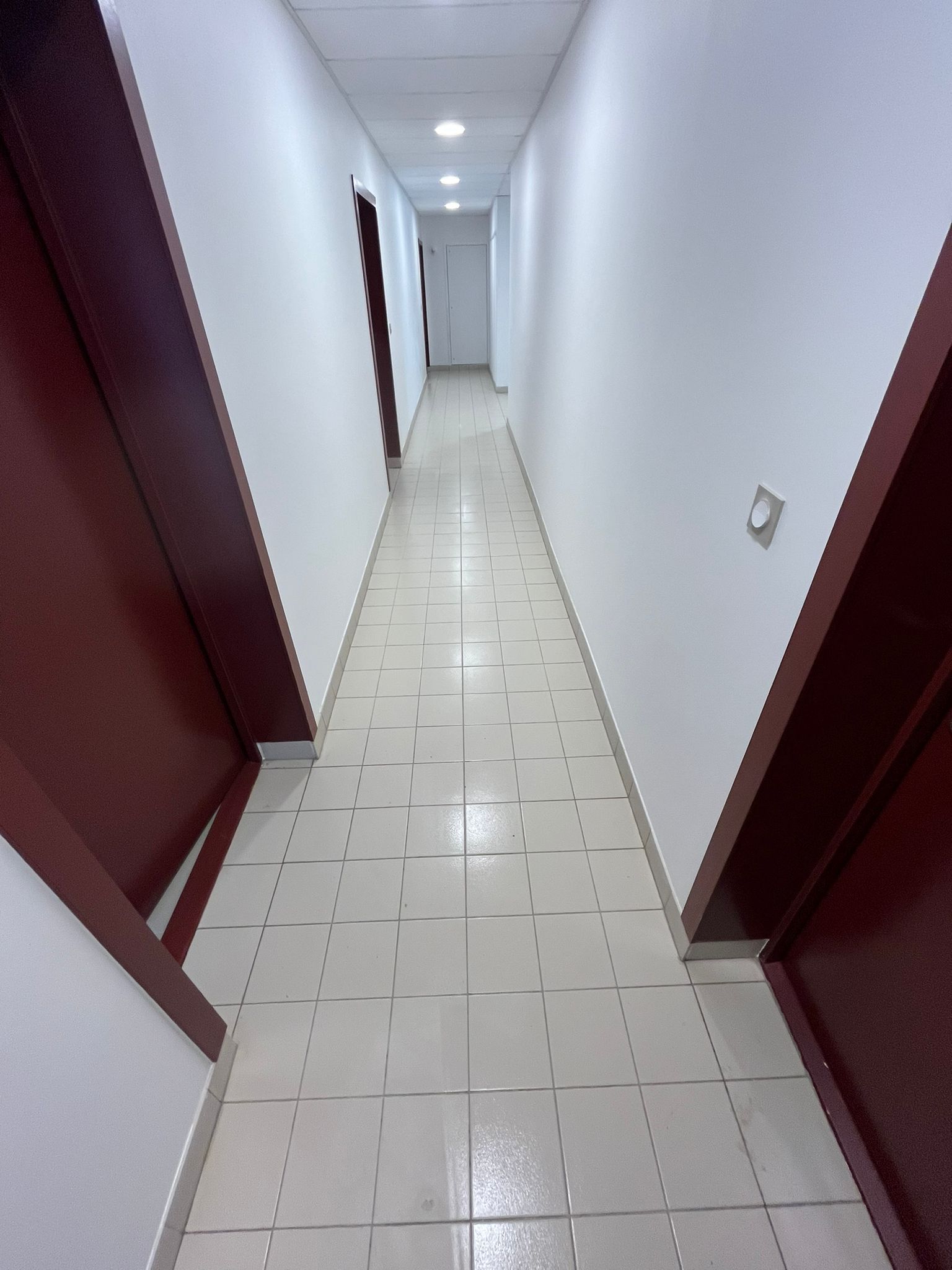 Carrelage nettoyé dans un couloir