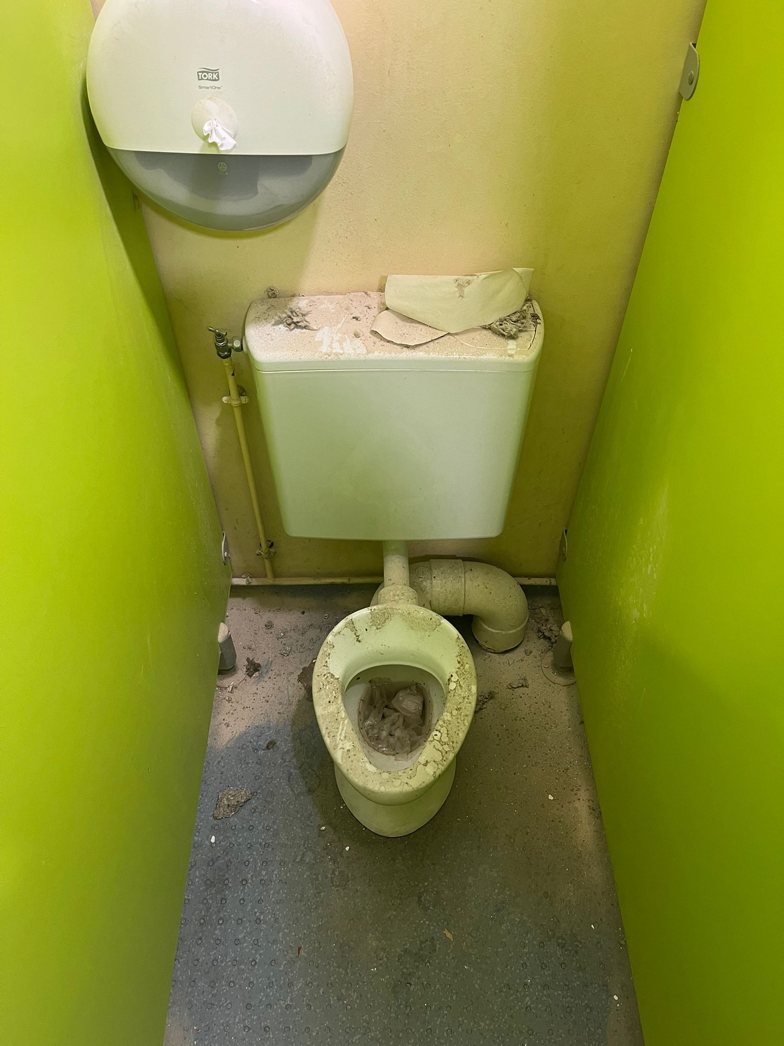 Toilettes avant nettoyage de fin de chantier