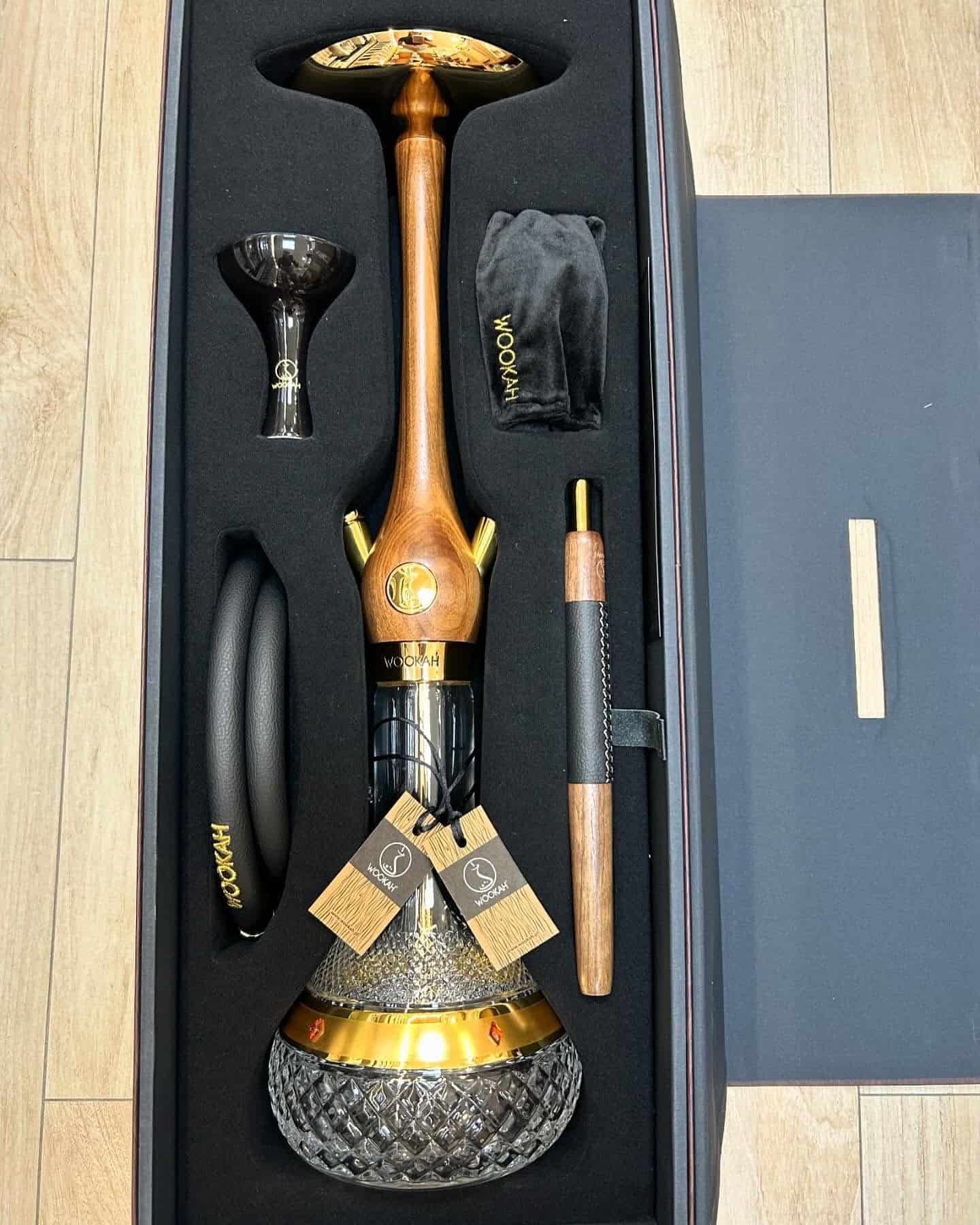 Juego de cachimba en caja negra, que incluye pipa de madera y oro, base de cristal, cazoleta, manguera y accesorios.