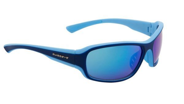 Eine blaue Sonnenbrille mit blauen Gläsern auf weißem Hintergrund