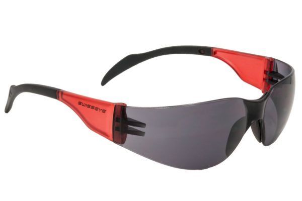 Eine schwarze und rote Schutzbrille auf weißem Hintergrund