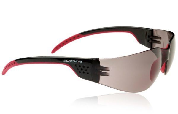 Eine Sonnenbrille mit schwarzem Rahmen und roten Rändern