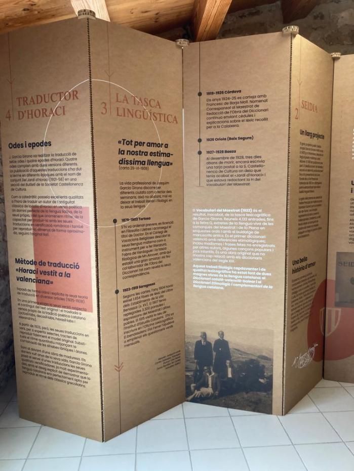 Exposición de paneles informativos en italiano, con texto y foto de dos personas.