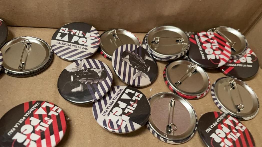 Botones con texto, en un recuadro. Los botones tienen texto en español y rayas rojas y negras.