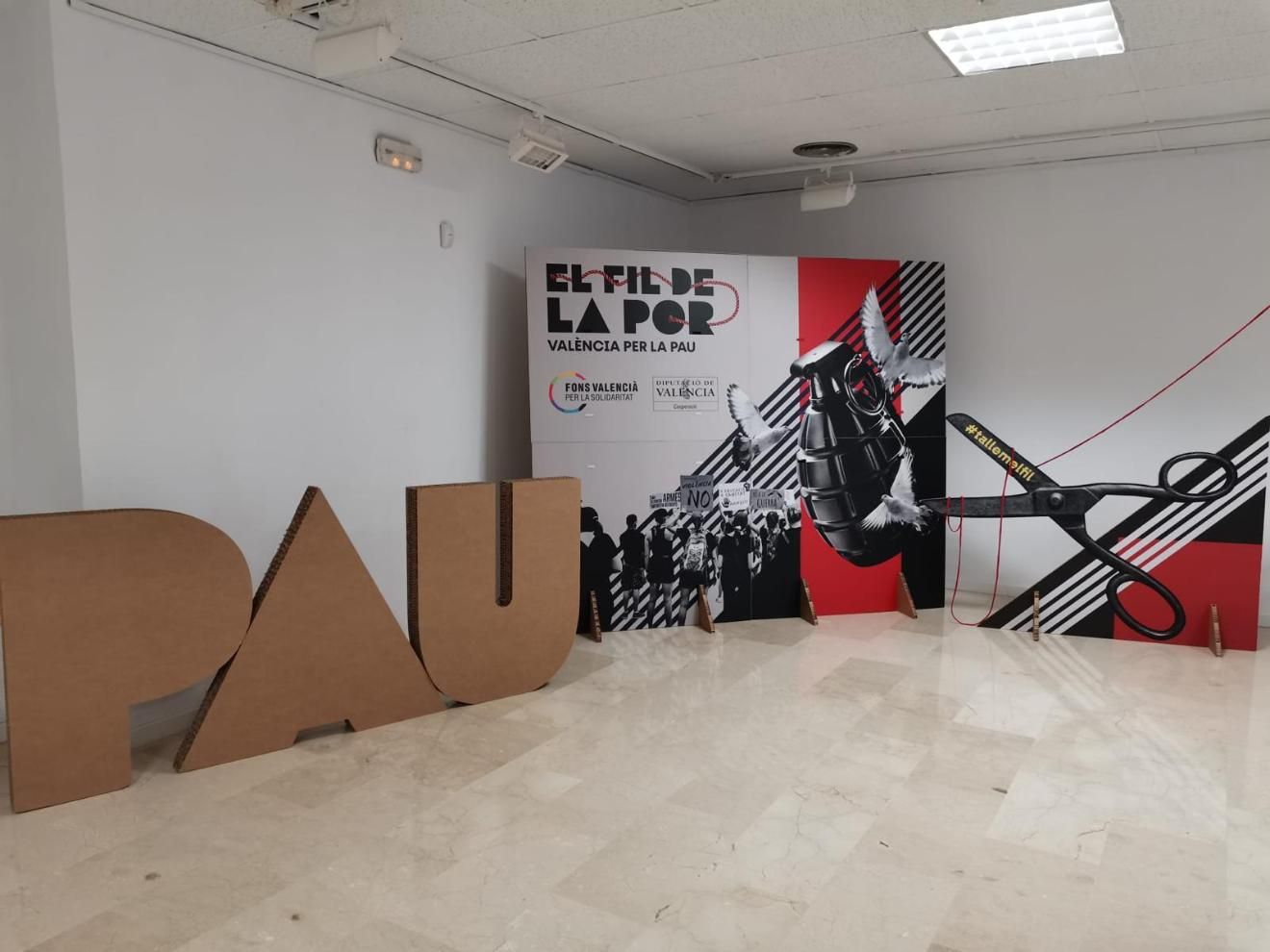 Letras de cartón que forman la palabra 