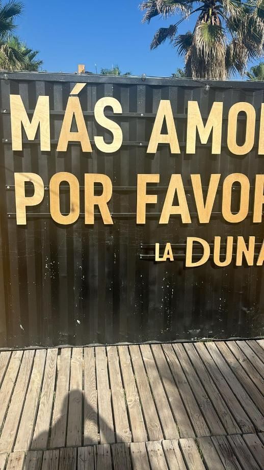 Cartel con letras doradas 