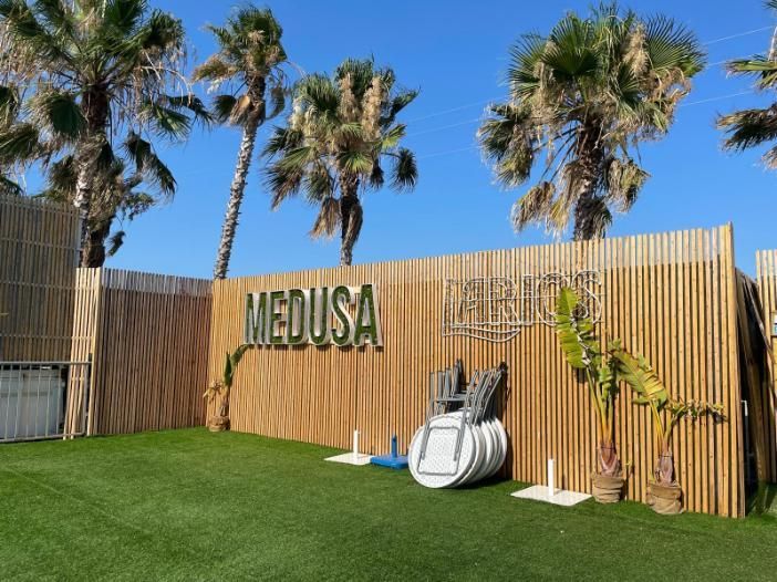 Valla de bambú con cartel 