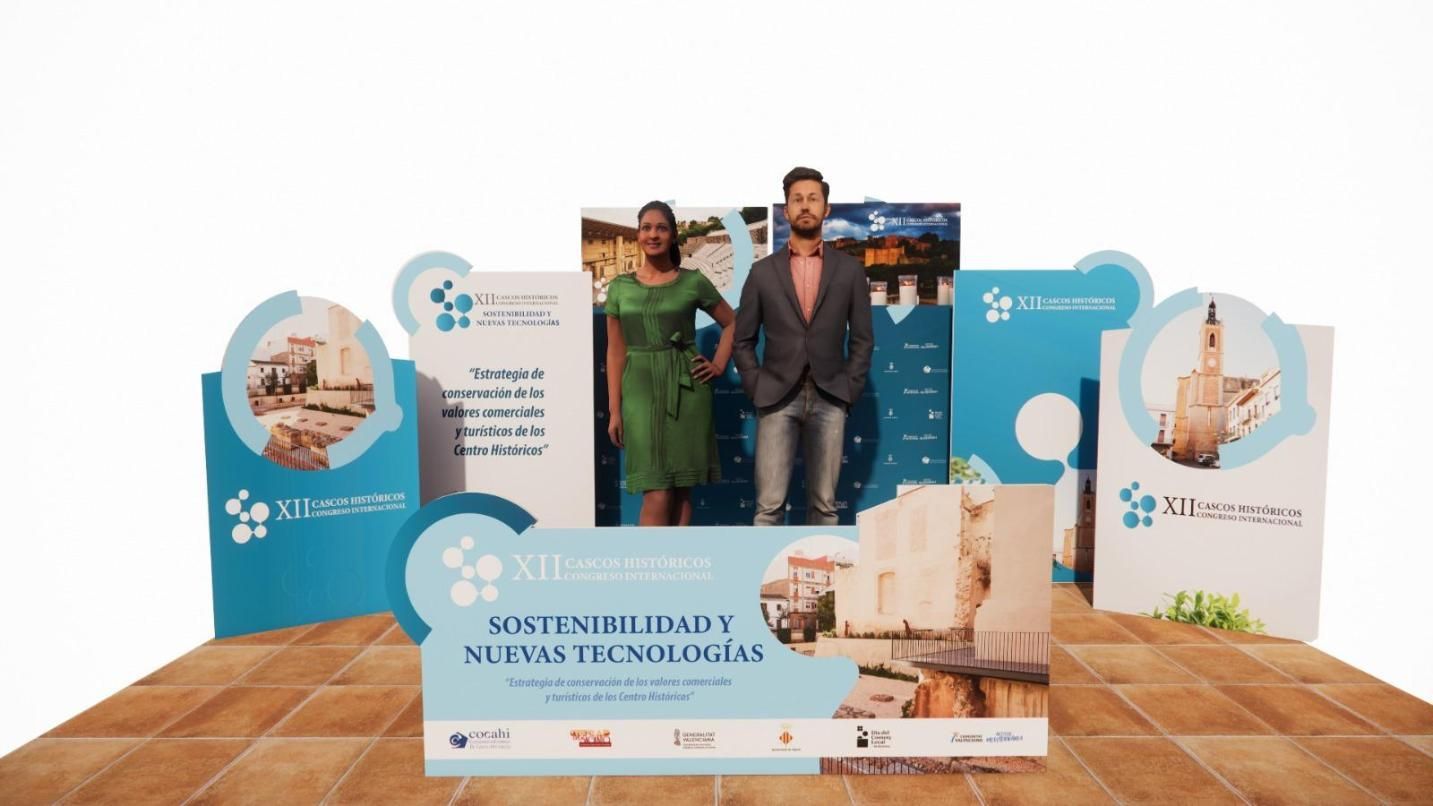 Expositor con material promocional, donde aparece una pareja, un paisaje urbano y un texto en español.