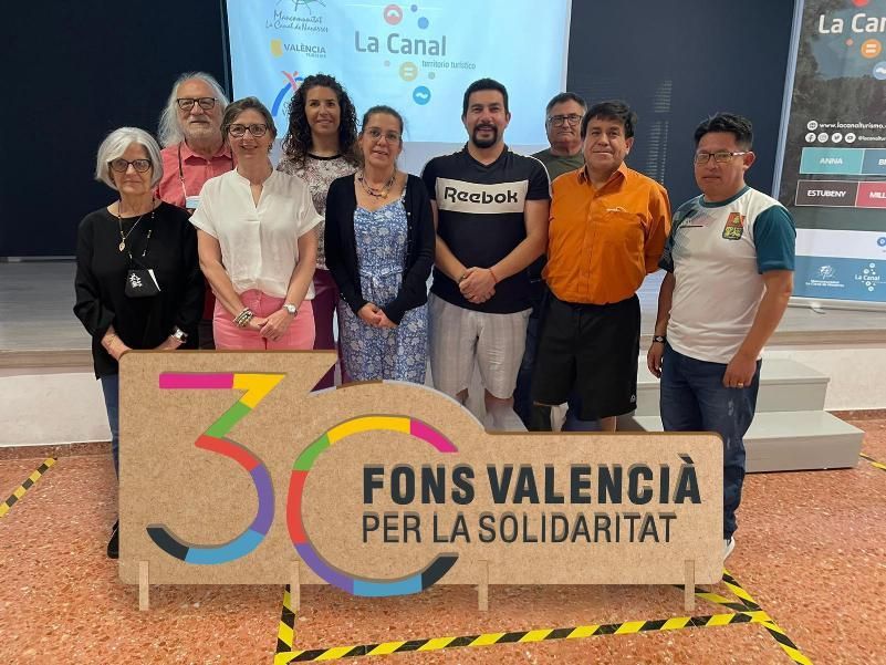 Grupo de personas posando con el logo 