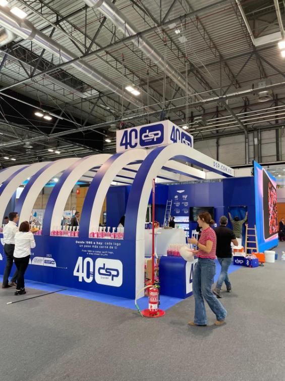 Stand de feria, arcos azules y blancos, logotipo