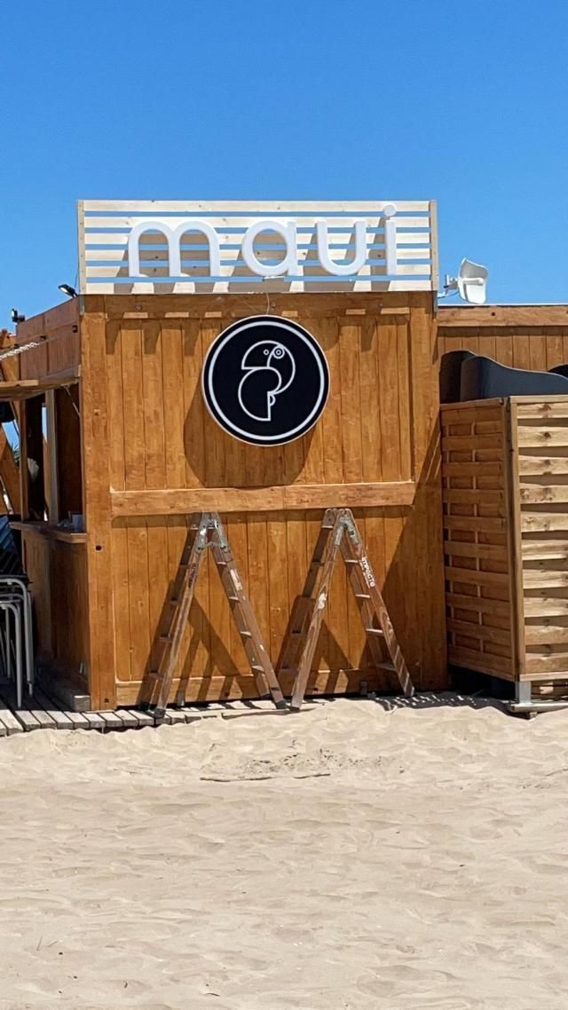 Chiringuito de madera con cartel circular y escaleras. Cartel 