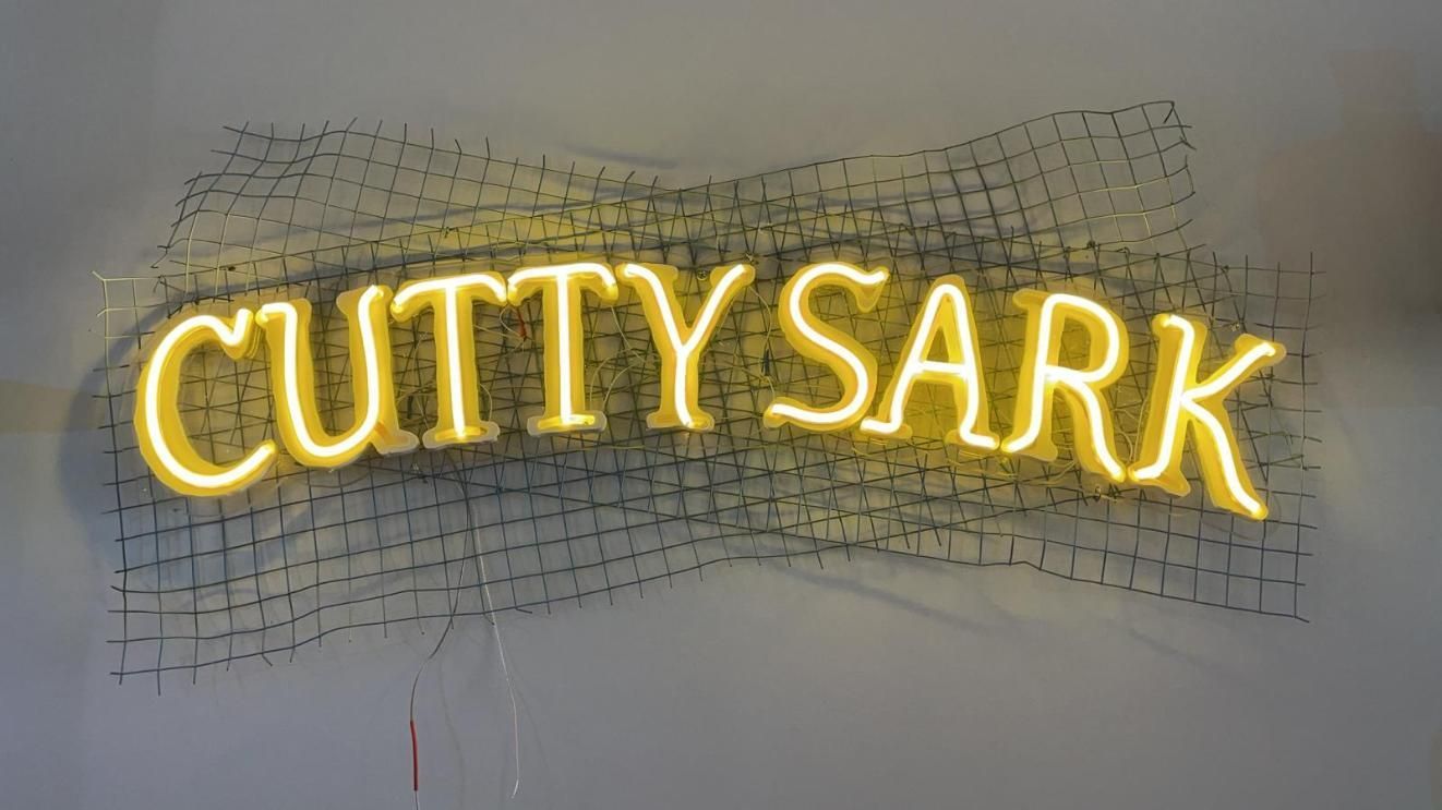 Letrero de neón que dice 