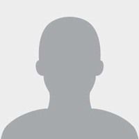 Silhouette einer Person, Schultern und Kopf sind sichtbar, vor hellgrauem Hintergrund.