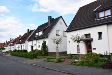 Vorstadtstraße mit Einfamilienhäusern
