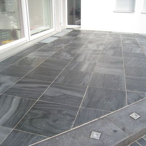 Terrasse mit Steinboden