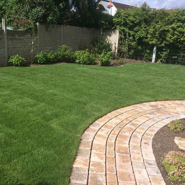 Rasen und Pflanzungen