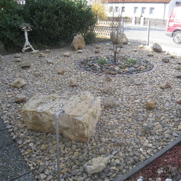 Rasen und Pflanzungen