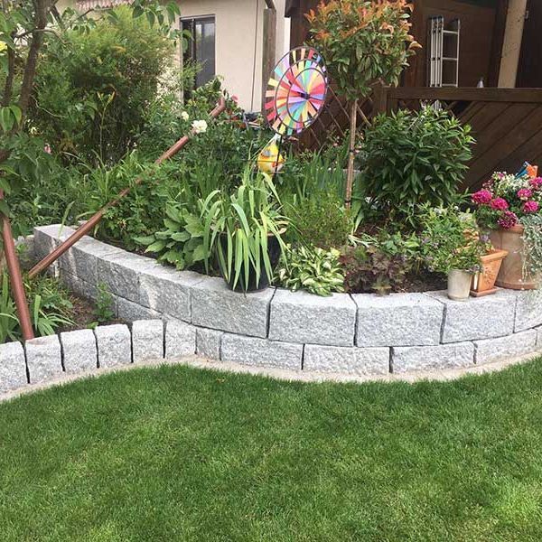 Rasen und Pflanzungen