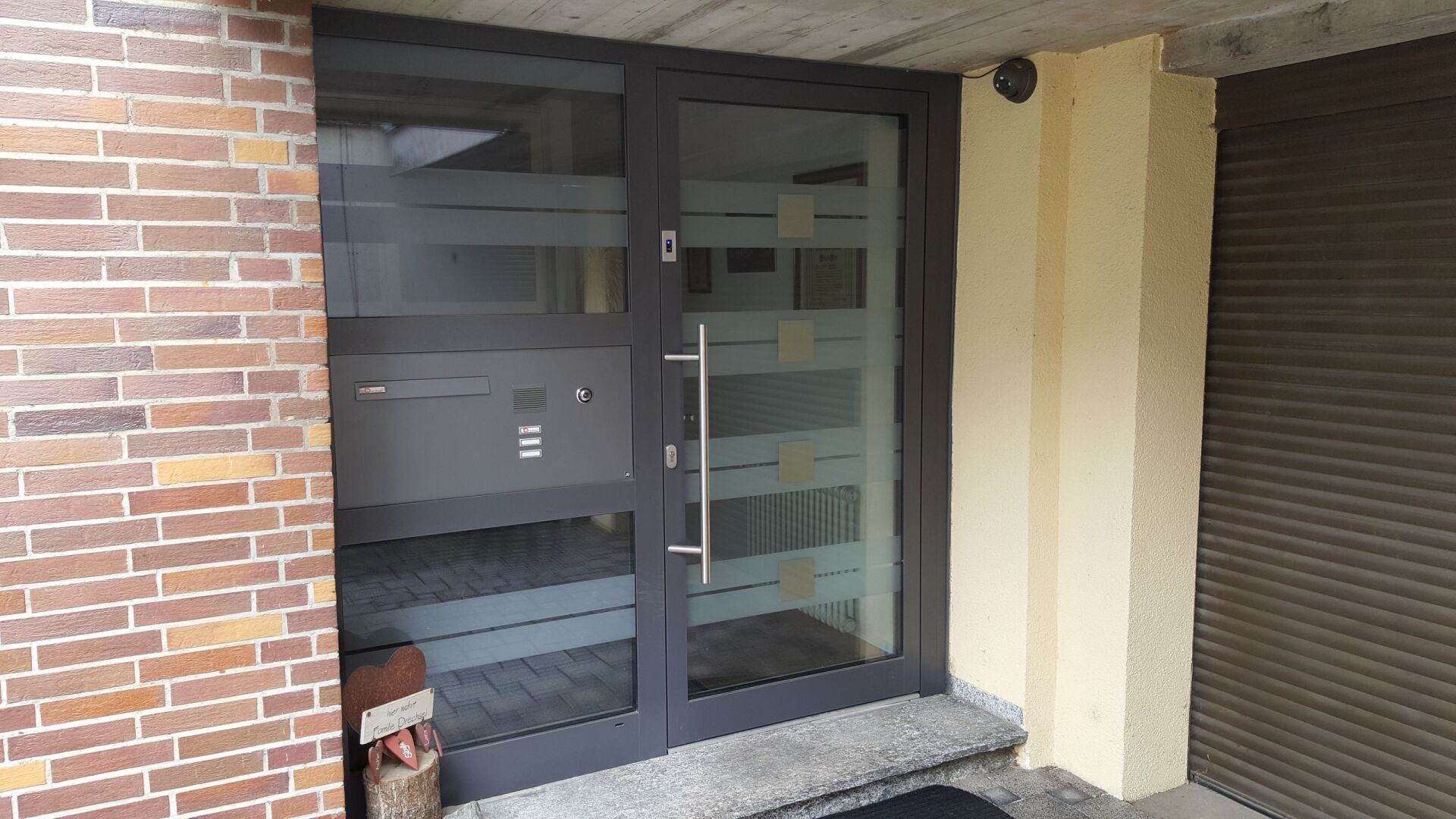 Eingangstür dunkel mit glas eingebaut