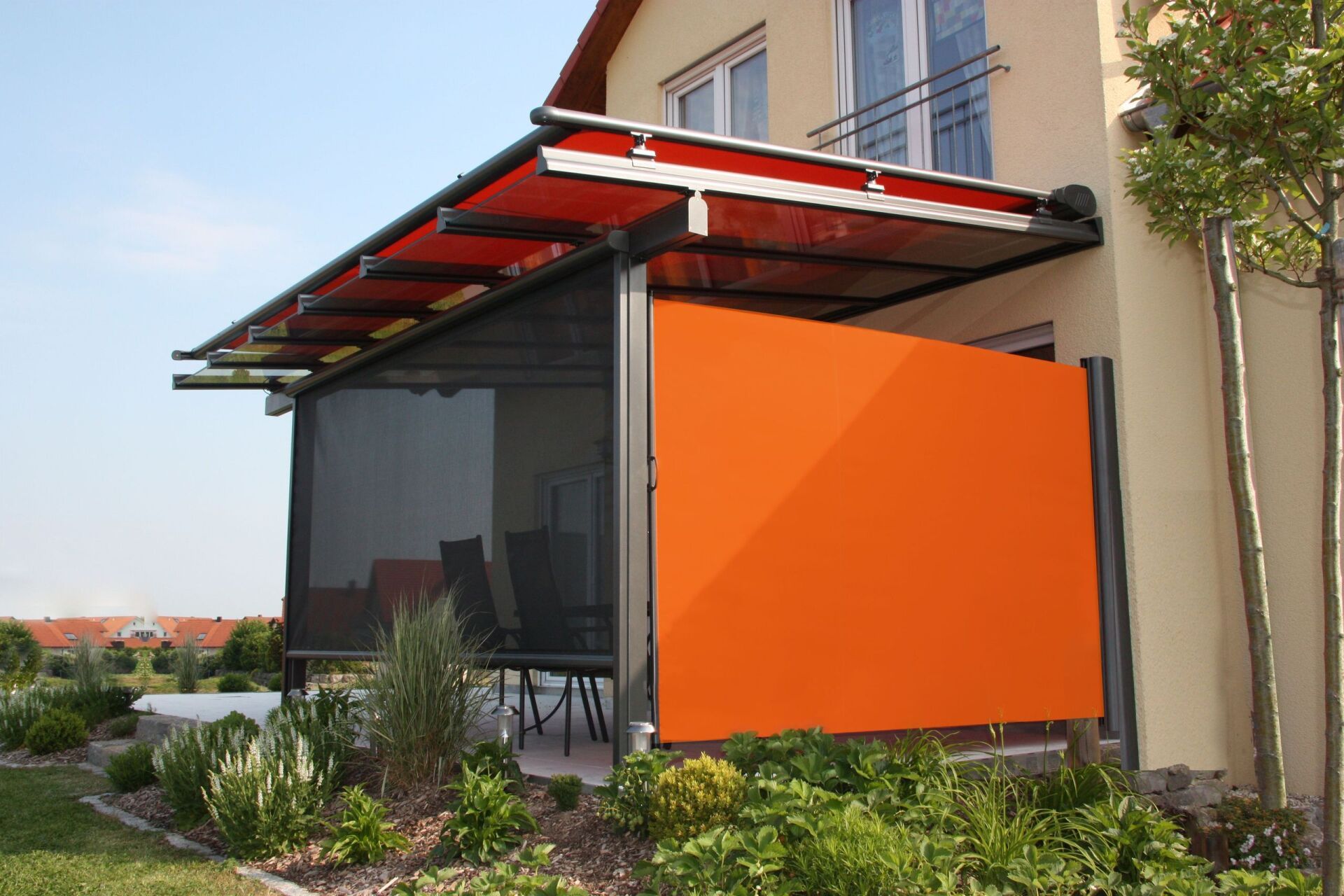 Orange markise und abdeckung an einem und rund um einen Balkon