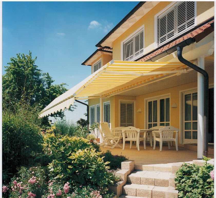 gelbe markiese außen am Haus