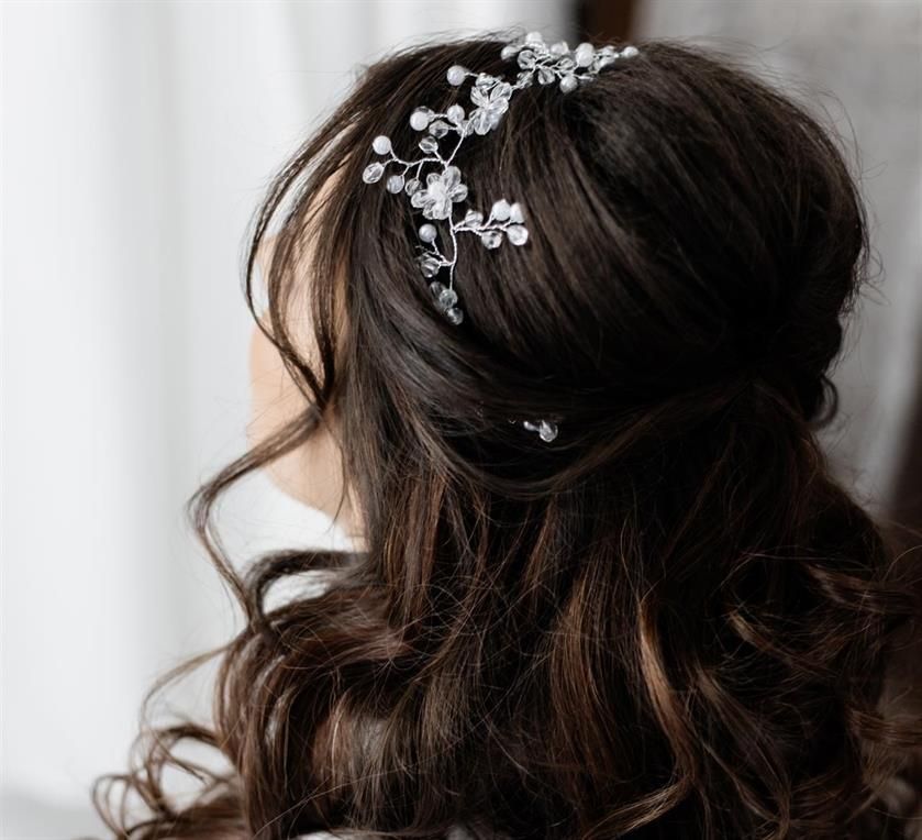 Salon innen Eine Frau trägt ein Stirnband mit Blumen im Haar.