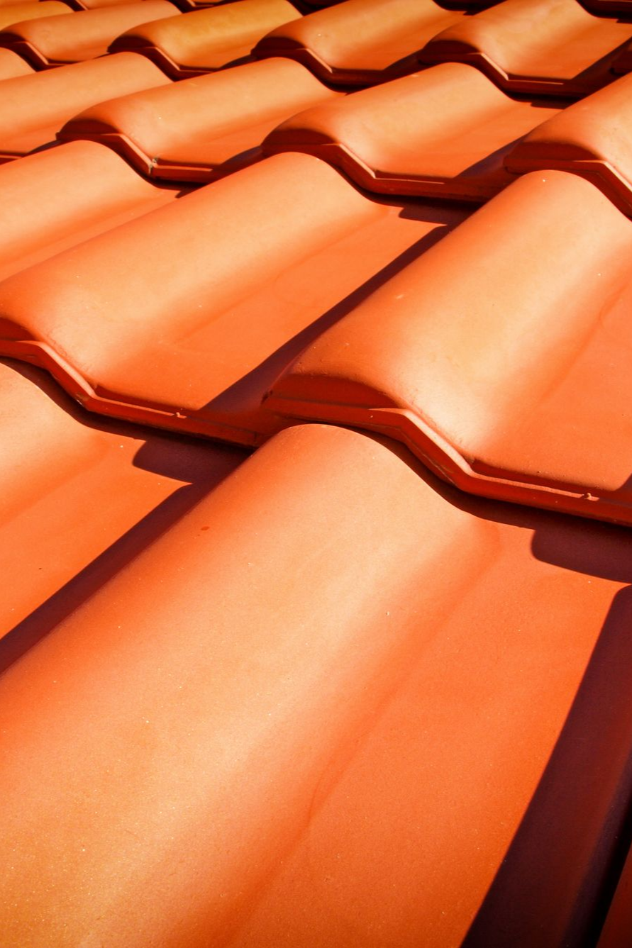 Tuiles de toit en terre cuite orange.