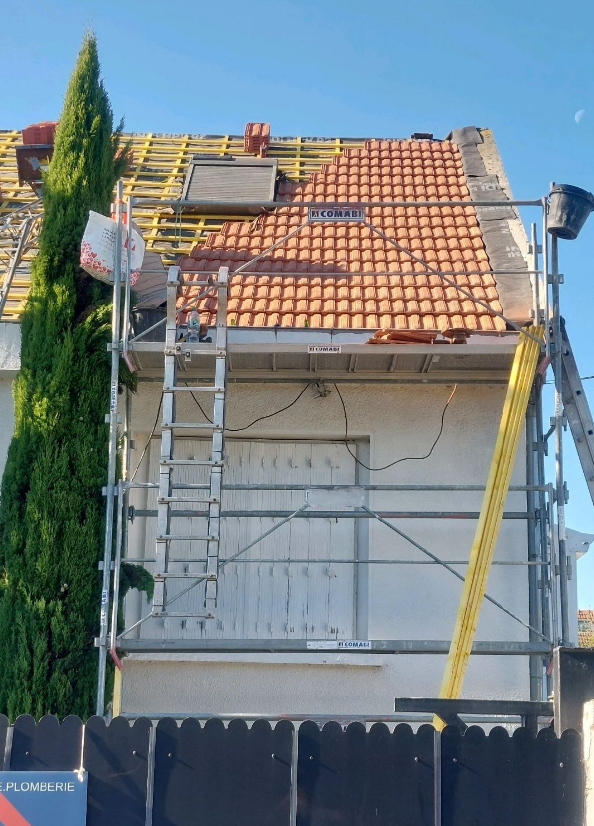 Toiture partiellement remplacée, échafaudages en place.