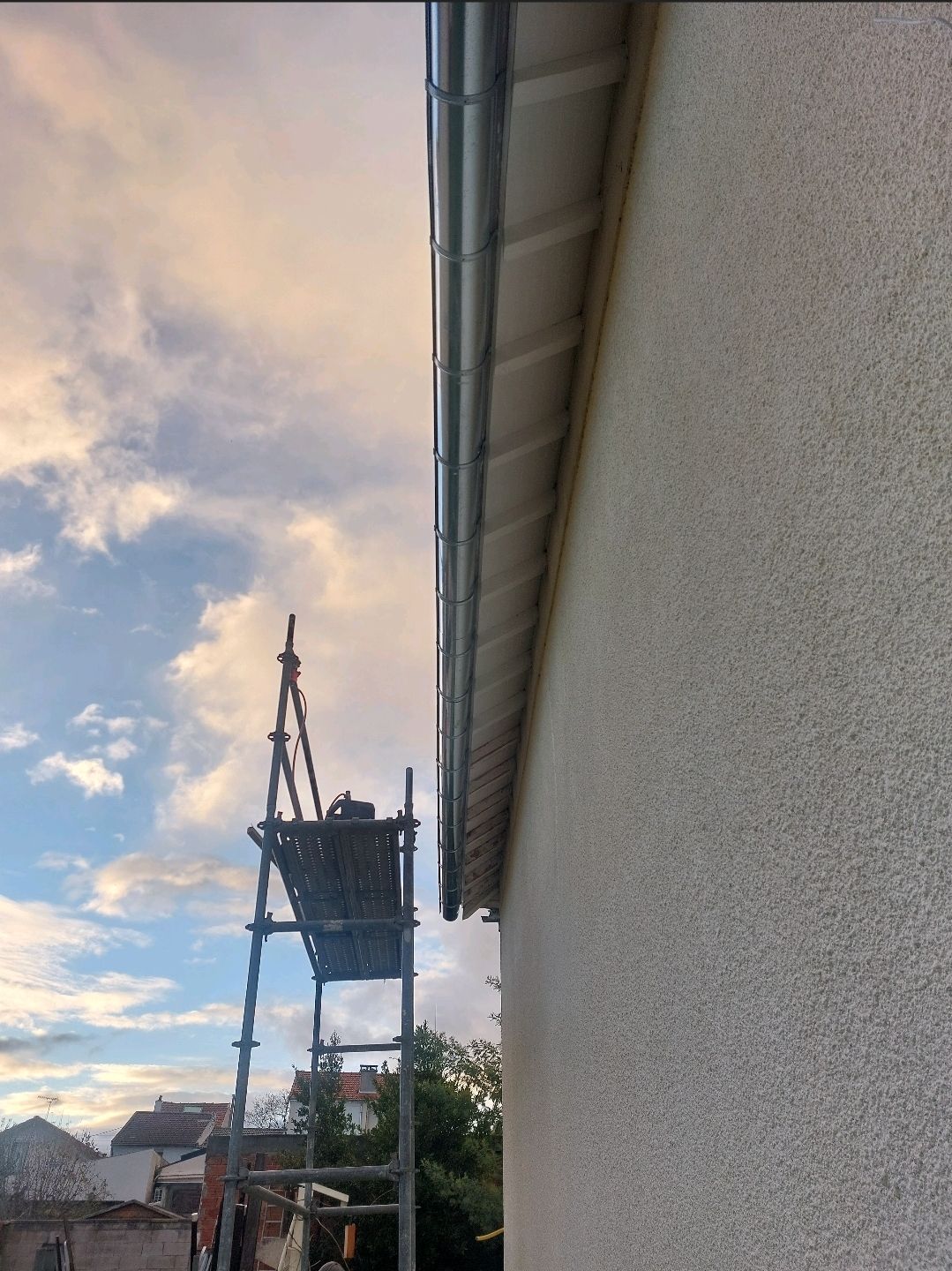 Échafaudage à côté d'un bâtiment avec une gouttière .