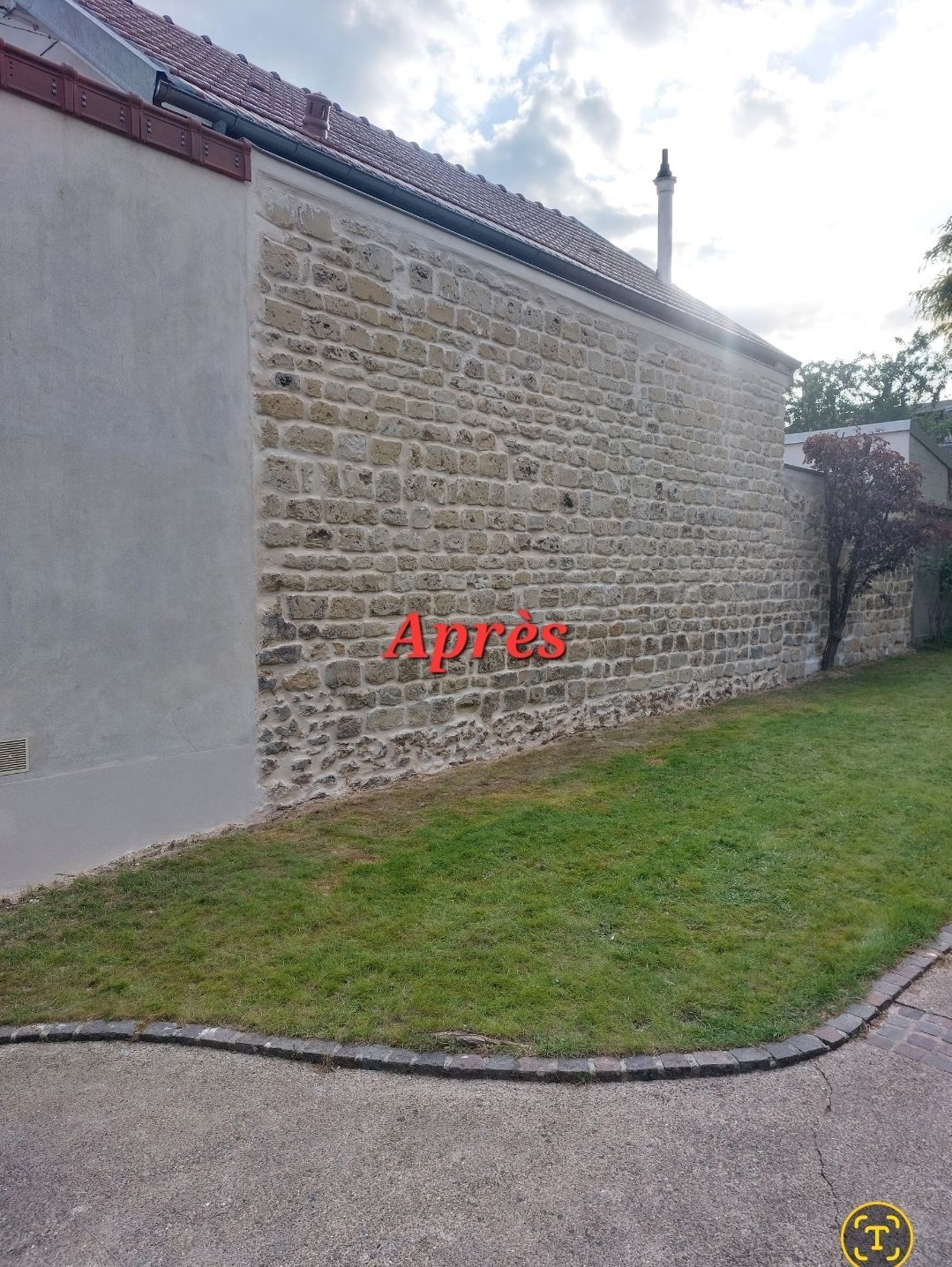 Façade en pierre d'un bâtiment avec pelouse et le mot Après en lettres rouges.