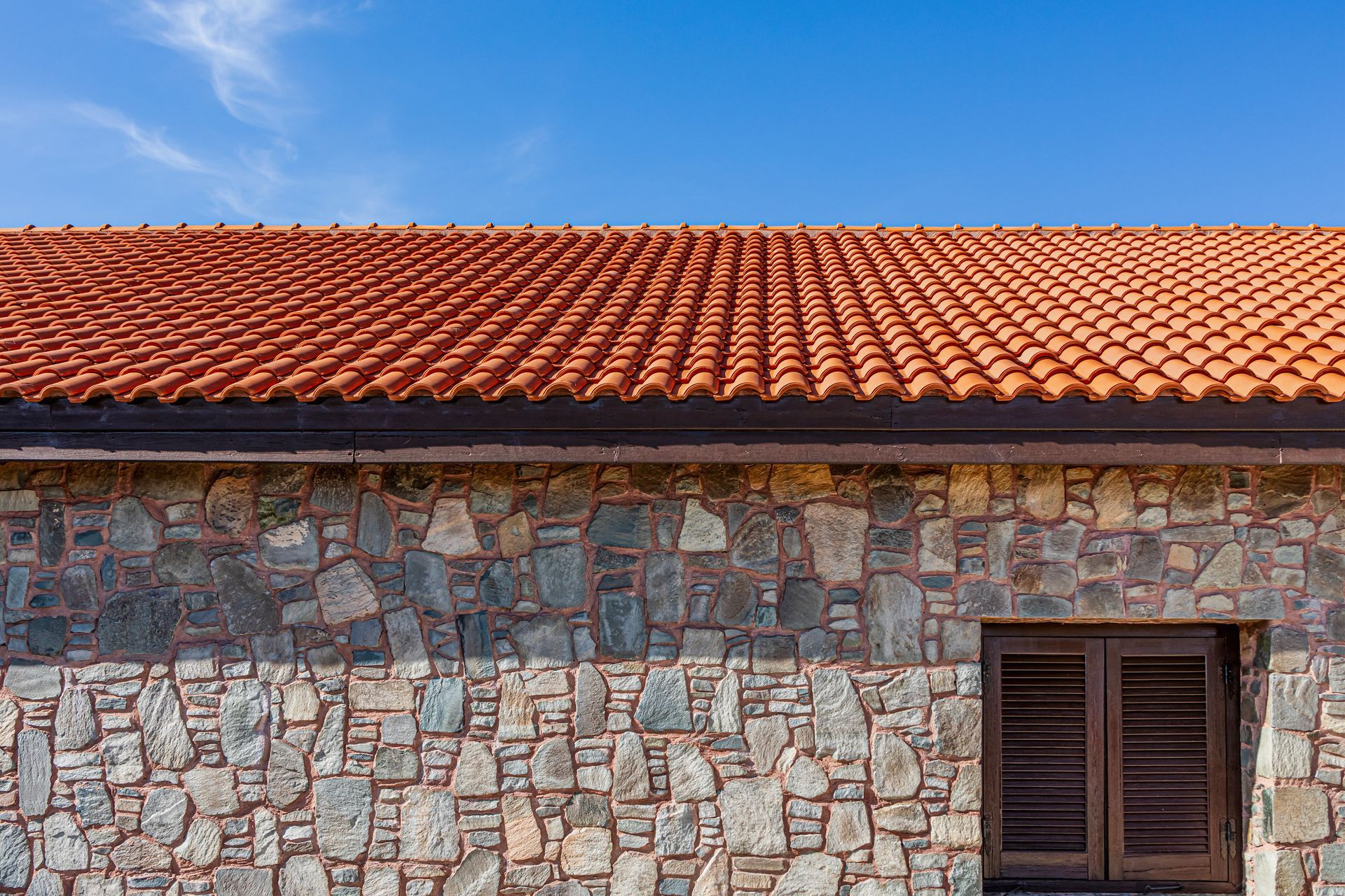 Façade en pierres de différentes tailles.