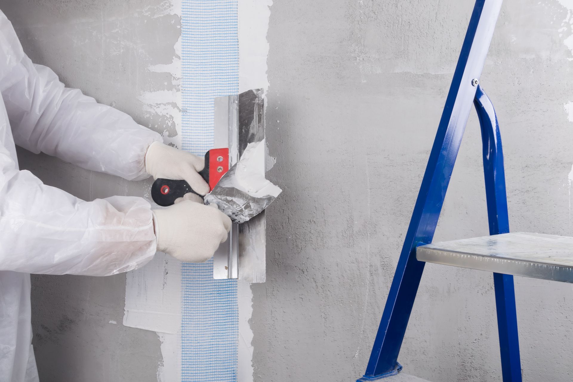 Réparation d'une fissure droite sur un mur.