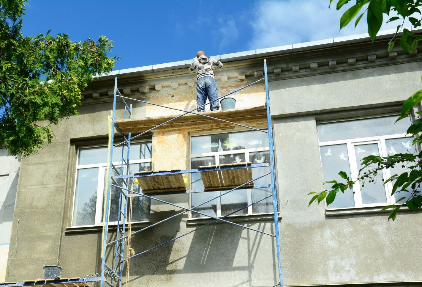 Rénovation d'une partie de façade fissurée.