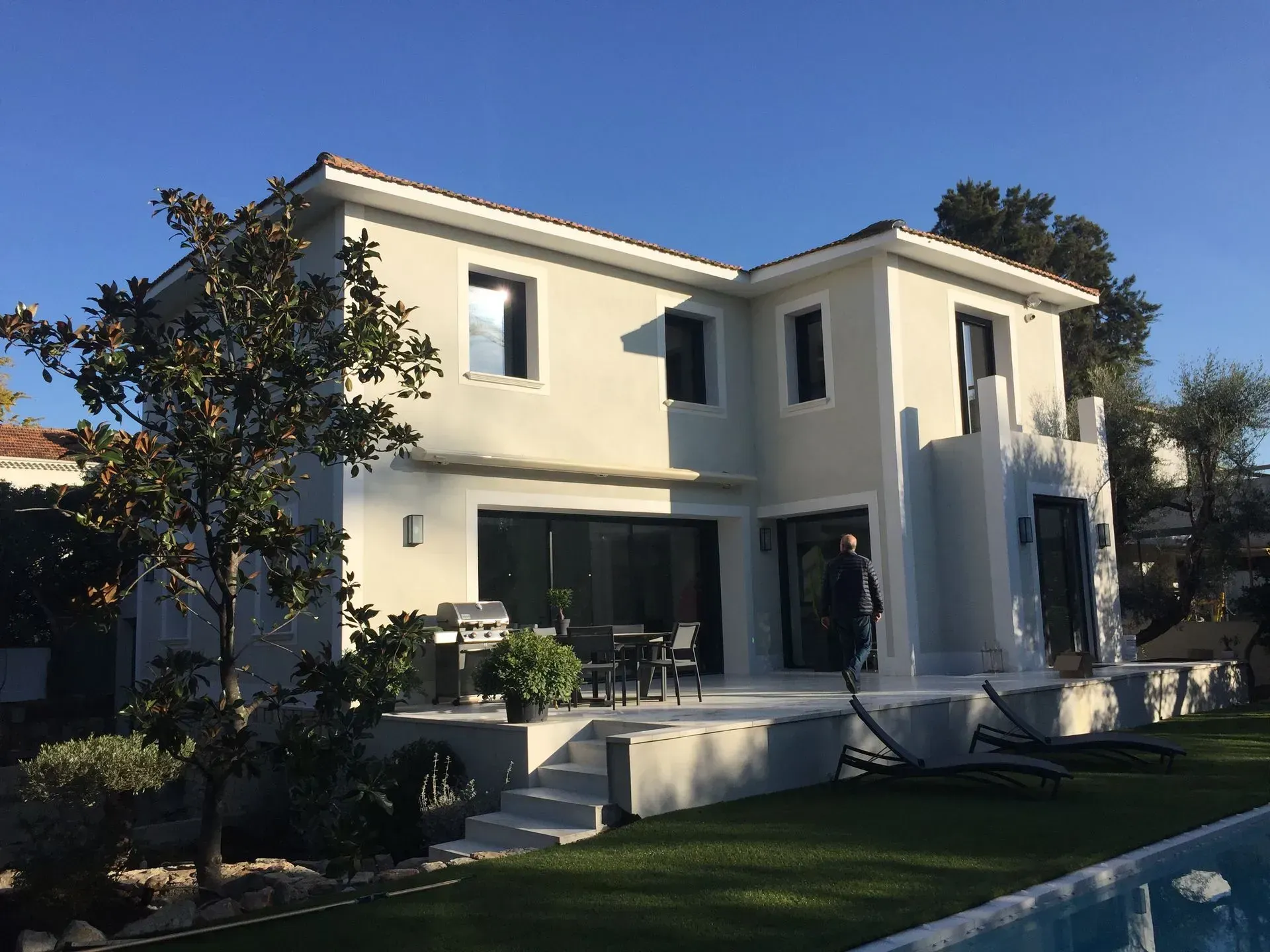 Maison moderne à la façade rénovée.