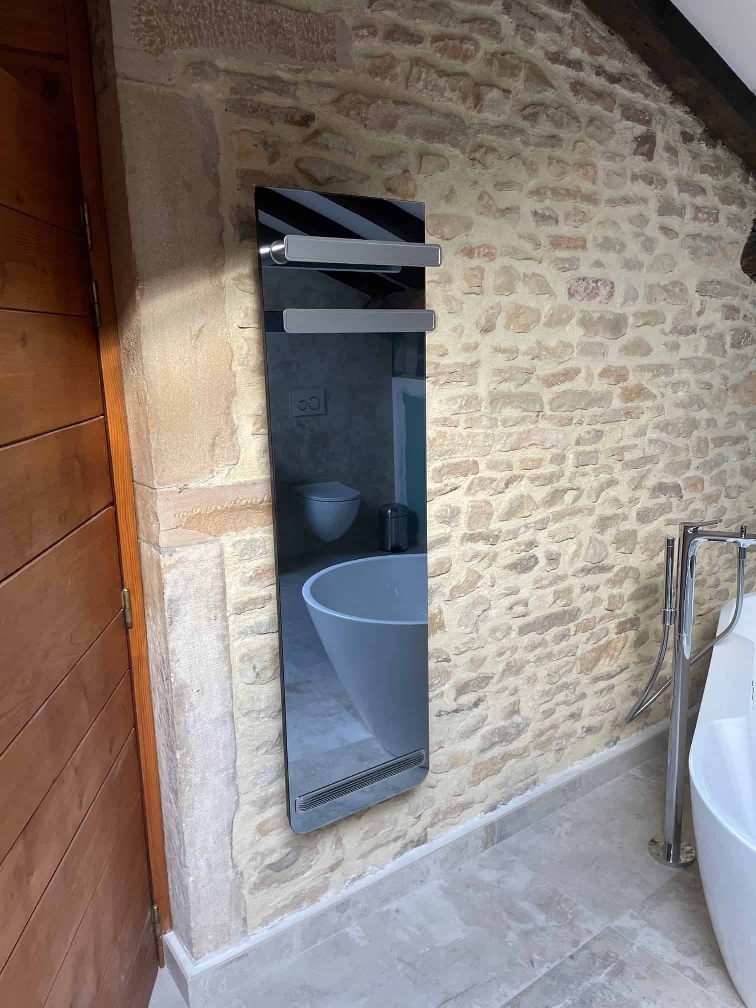 Sèche-serviettes sur un mur dans une salle de bain moderne