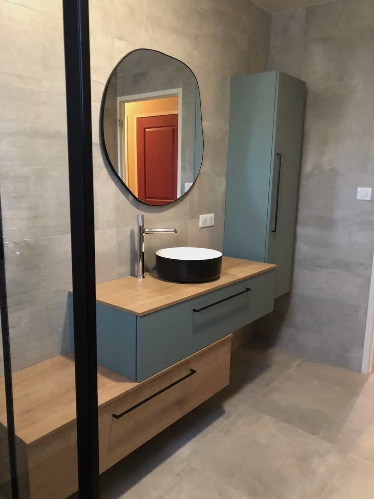 Salle de bains : évier et miroir