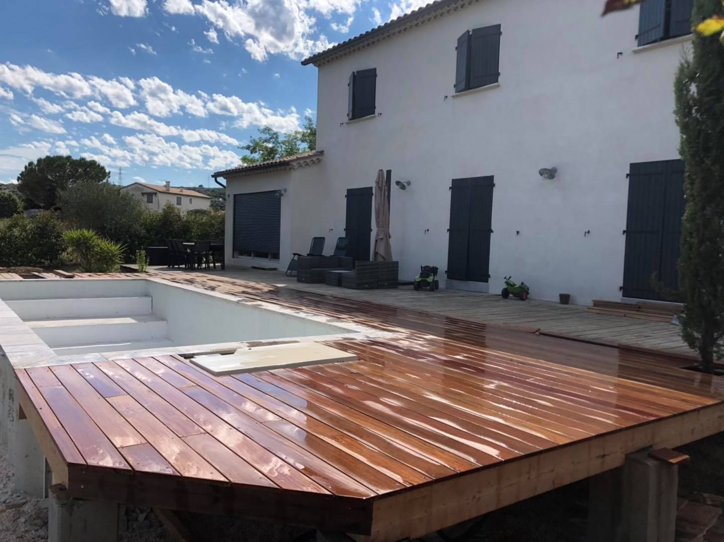 Entourage de piscine en bois