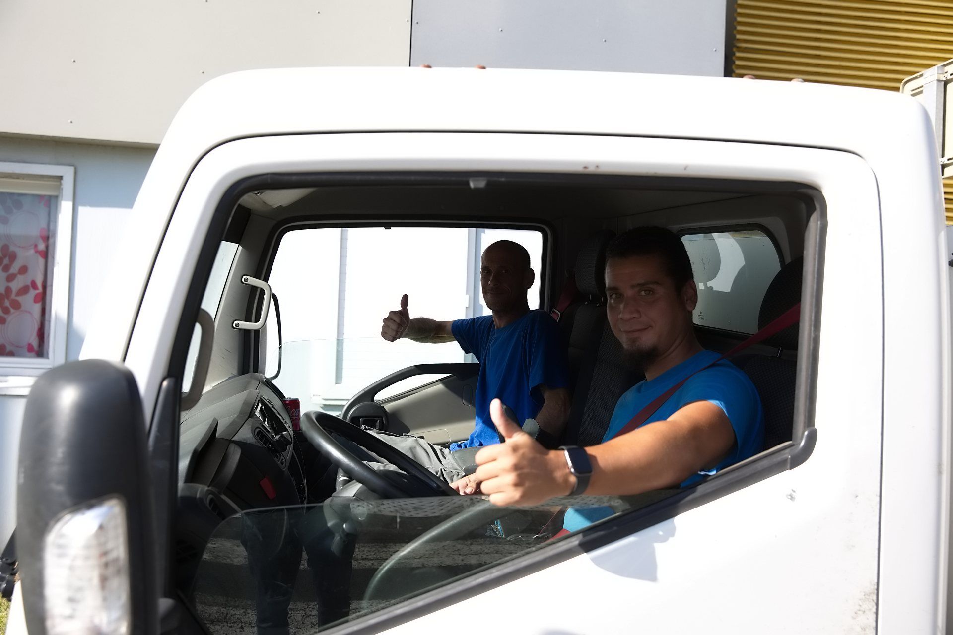 Deux vidangeurs à bord de leur camion