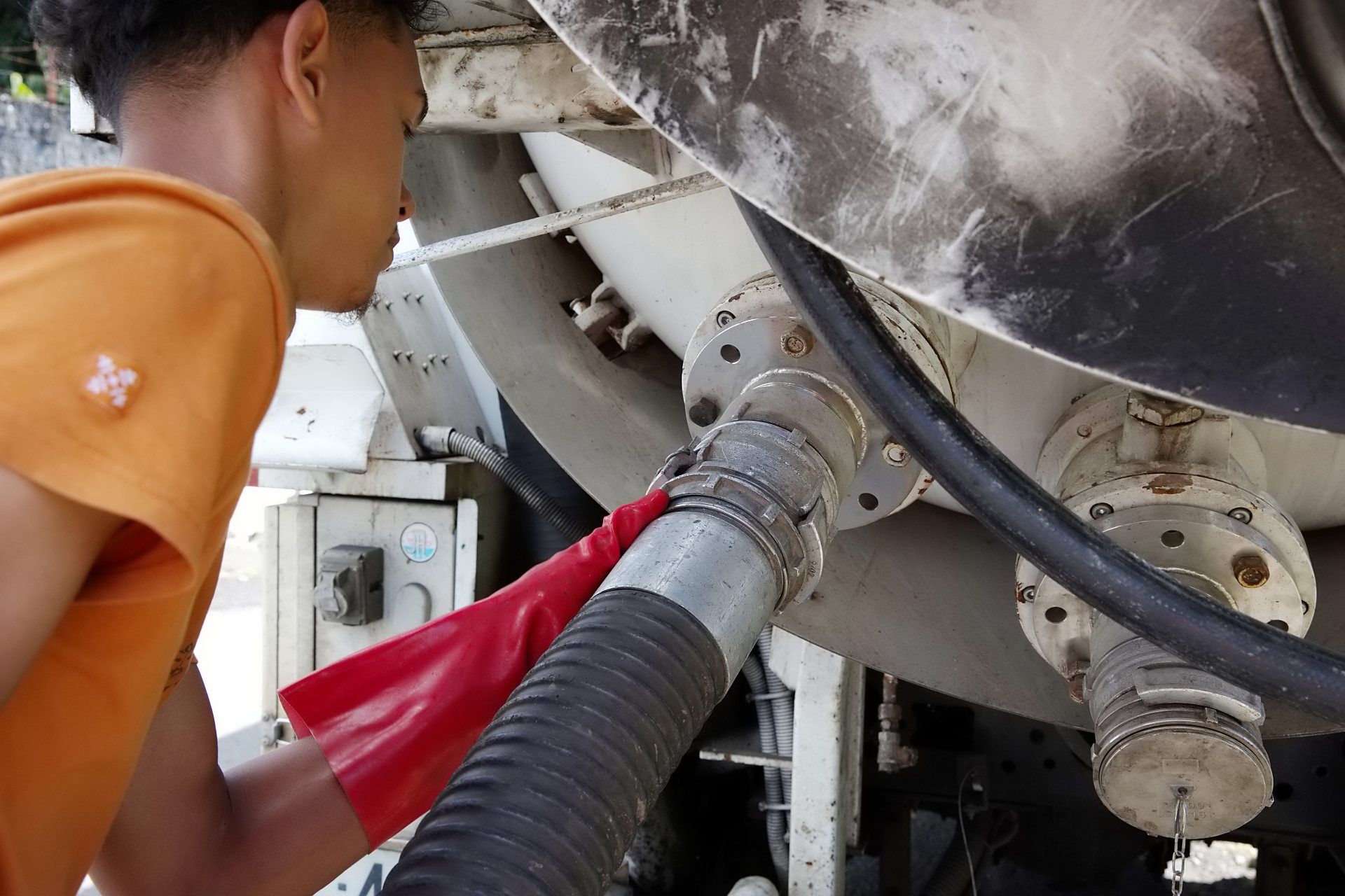 Professionnel branchant le tuyau de vidange au camion de leur entreprise
